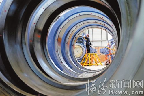 山西運達風電設備 工人對齒輪箱機組進行裝配作業